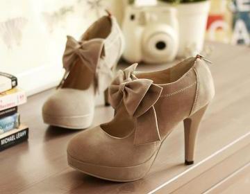 tan heels with bow